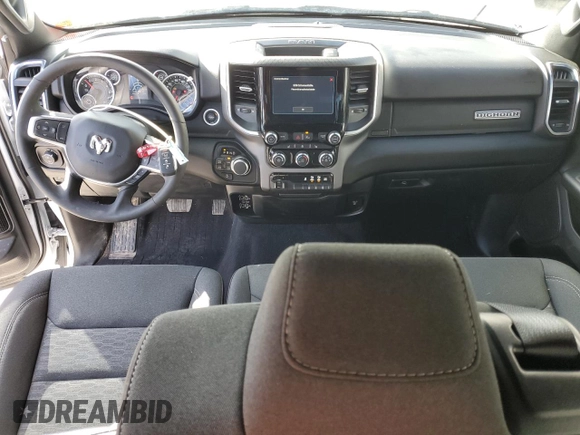 2025 Ram 1500 Big Horn z VIN 1C6RRFFG1SN512741, wystawiony jako Copart lot #51256565 z przebiegiem 17 185 mil mil oraz Szkoda całkowita • Salvage title. Historia ofert i sprzedaży dostępna na DreamBid. Obrazek 8.