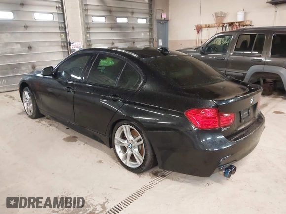2015 BMW 3 Series 328i xDrive z VIN WBA3B3G56FNT19714, wystawiony jako IAAI lot #41831494 z przebiegiem 107 318 mil mil oraz . Historia ofert i sprzedaży dostępna na DreamBid. Obrazek 3.
