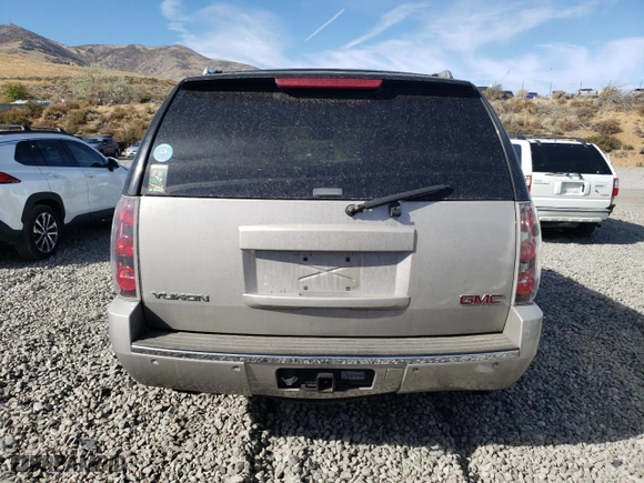 2007 GMC Yukon Denali with VIN 1GKFK63847J138982, listed as a Copart auction lot 75054264 with 194,713 mi miles and Salvage Title. Bid and sale history available at carsss.com. Image 6.
