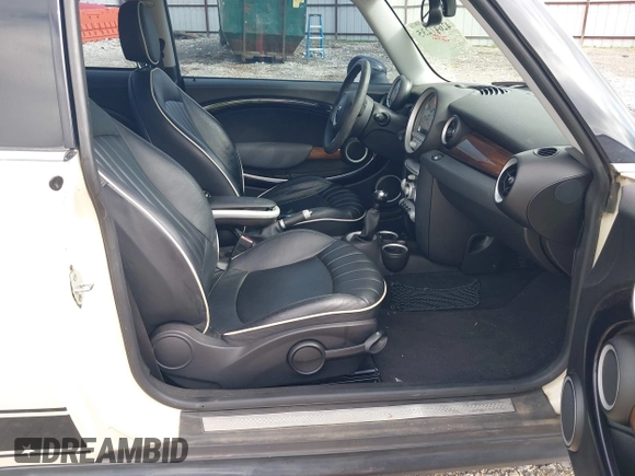 2008 MINI Hardtop S z VIN WMWMF73538TT89353, wystawiony jako IAAI lot #42647235 z przebiegiem 145 321 mil mil oraz . Historia ofert i sprzedaży dostępna na DreamBid. Obrazek 5.