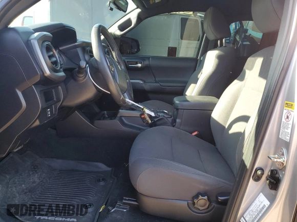 2017 Toyota Tacoma SR5 z VIN 5TFRZ5CNXHX028456, wystawiony jako Copart lot #84039894 z przebiegiem 30 670 mil mil oraz Szkoda całkowita • Salvage title. Historia ofert i sprzedaży dostępna na DreamBid. Obrazek 7.