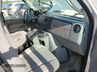 2014 Ford Econoline Passenger XL z VIN 1FBNE3BL8EDA04396, wystawiony jako Copart lot #54657025 z przebiegiem 84 772 mil mil oraz Szkody całkowita. Historia ofert i sprzedaży dostępna na DreamBid. Obrazek 8.