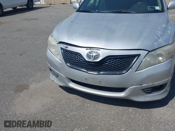 2011 Toyota Camry LE z VIN 4T1BF3EK5BU592411, wystawiony jako IAAI lot #42179753 z przebiegiem 303 788 mil mil oraz . Historia ofert i sprzedaży dostępna na DreamBid. Obrazek 6.