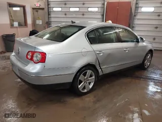 2008 Volkswagen Passat Sedan Komfort with VIN WVWAK73CX8E009882, listed as a IAAI auction lot 41724462 with NaN miles. Bid and sale history available at carsss.com. Image 4.