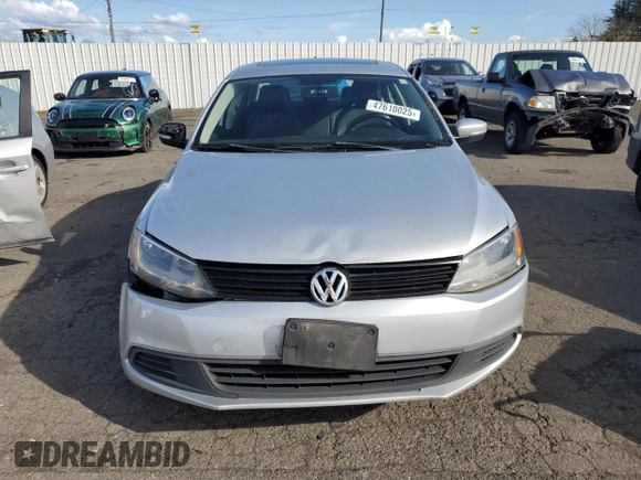 2011 Volkswagen Jetta SE z VIN 3VWDZ7AJ2BM302345, wystawiony jako Copart lot #47610025 z przebiegiem 128 634 mil mil oraz Czysty tytuł • Clean title. Historia ofert i sprzedaży dostępna na DreamBid. Obrazek 5.