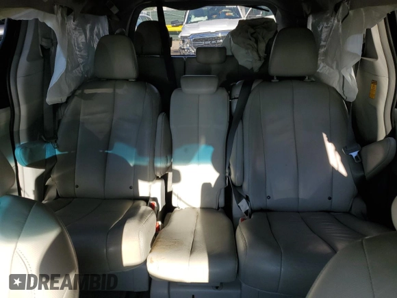 2014 Toyota Sienna XLE z VIN 5TDYK3DC6ES524504, wystawiony jako Copart lot #56509235 z przebiegiem Nie podano mil oraz Szkoda całkowita • Salvage title. Historia ofert i sprzedaży dostępna na DreamBid. Obrazek 10.