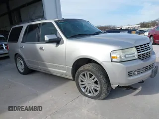 2007 Lincoln Navigator z VIN 5LMFU28537LJ23464, wystawiony jako IAAI lot #41860443 z przebiegiem 309 788 mil mil oraz . Historia ofert i sprzedaży dostępna na DreamBid. Obrazek 1.