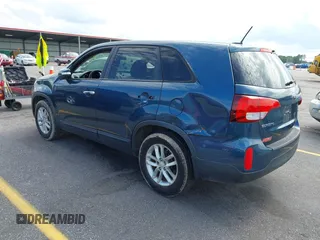 2014 Kia Sorento LX z VIN 5XYKT3A63EG509554, wystawiony jako IAAI lot #42278016 z przebiegiem 166 639 mil mil oraz . Historia ofert i sprzedaży dostępna na DreamBid. Obrazek 3.