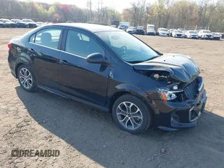 2020 Chevrolet Sonic LT z VIN 1G1JD5SB6L4140998, wystawiony jako IAAI lot #42085225 z przebiegiem 33 196 mil mil oraz . Historia ofert i sprzedaży dostępna na DreamBid. Obrazek 1.