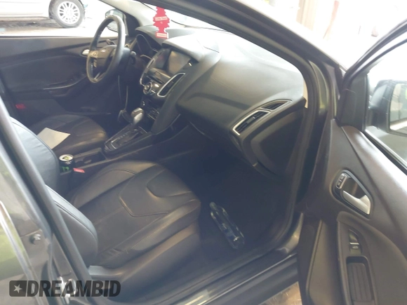 2015 Ford Focus Titanium z VIN 1FADP3J22FL260718, wystawiony jako IAAI lot #42545411 z przebiegiem 83 518 mil mil oraz . Historia ofert i sprzedaży dostępna na DreamBid. Obrazek 5.