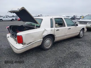 1996 Lincoln Town Car Cartier z VIN 1LNLM83WXTY652495, wystawiony jako IAAI lot #41538281 z przebiegiem 221 804 mil mil oraz . Historia ofert i sprzedaży dostępna na DreamBid. Obrazek 4.