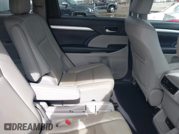 2018 Toyota Highlander SE с VIN 5TDJZRFH1JS545568, выставлен на аукционе IAAI как лот 42582513 с пробегом 120 695 миль миль и . История ставок и продаж доступна на DreamBid. Изображение 8.