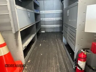 2023 Ford Transit Cargo z VIN 1FTBR1X85PKA75596, wystawiony jako IAAI lot #42742859 z przebiegiem 45 875 mil mil oraz . Historia ofert i sprzedaży dostępna na DreamBid. Obrazek 8.
