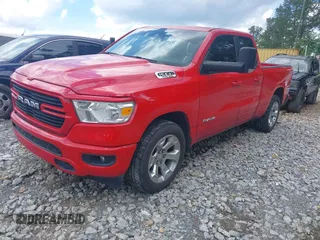 2021 Ram 1500 Lone Star z VIN 1C6RREBT0MN828129, wystawiony jako IAAI lot #42268306 z przebiegiem 105 958 mil mil oraz . Historia ofert i sprzedaży dostępna na DreamBid. Obrazek 2.