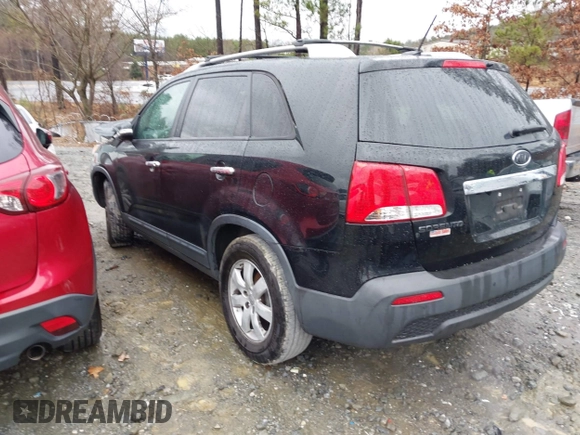 2013 Kia Sorento LX z VIN 5XYKT3A69DG354992, wystawiony jako IAAI lot #41538447 z przebiegiem 178 027 mil mil oraz . Historia ofert i sprzedaży dostępna na DreamBid. Obrazek 3.