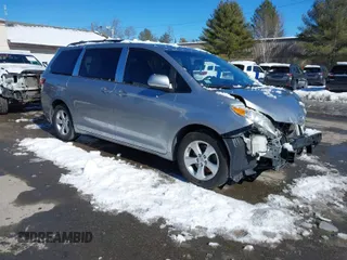 2017 Toyota Sienna LE Auto Access Seat with VIN 5TDKZ3DC1HS858686, listed as a IAAI auction lot 41632546 with 195,088 mi miles. Bid and sale history available at carsss.com. Image 1.