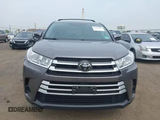 2018 Toyota Highlander LE z VIN 5TDBZRFH1JS896873, wystawiony jako IAAI lot #42501993 z przebiegiem 63 877 mil mil oraz . Historia ofert i sprzedaży dostępna na DreamBid. Obrazek 12.