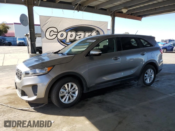 2019 Kia Sorento LX z VIN 5XYPGDA59KG463392, wystawiony jako Copart lot #54970245 z przebiegiem 99 576 mil mil oraz Szkoda całkowita • Salvage title. Historia ofert i sprzedaży dostępna na DreamBid. Obrazek 1.
