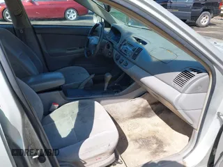 2003 Toyota Camry LE z VIN 4T1BF32K93U053750, wystawiony jako IAAI lot #41930830 z przebiegiem Nie podano mil oraz . Historia ofert i sprzedaży dostępna na DreamBid. Obrazek 5.
