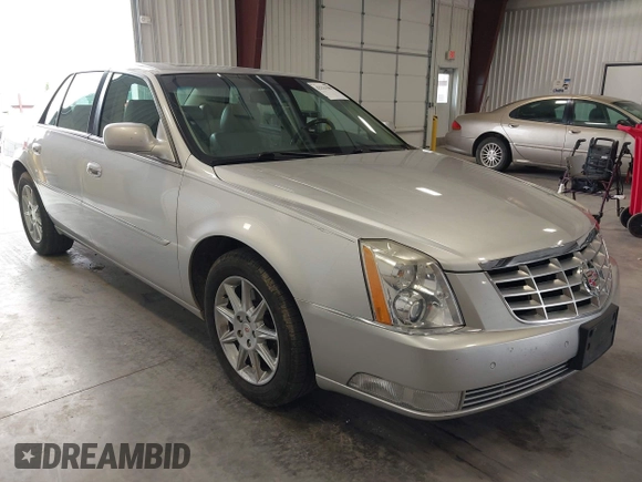 2011 Cadillac DTS Luxury Collection z VIN 1G6KD5E66BU119869, wystawiony jako IAAI lot #42221509 z przebiegiem 92 478 mil mil oraz . Historia ofert i sprzedaży dostępna na DreamBid. Obrazek 1.