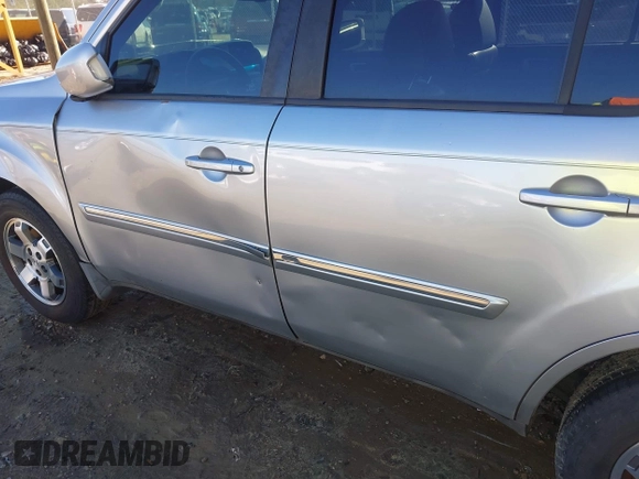 2010 Honda Pilot Touring with VIN 5FNYF3H89AB005861, listed as a IAAI auction lot 40828747 with 275,757 mi miles and . Bid and sale history available at DreamBid. Image 18.