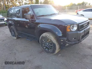 2024 Toyota Land Cruiser z VIN JTEABFAJ8RK007266, wystawiony jako IAAI lot #41016756 z przebiegiem 2795 mil mil oraz . Historia ofert i sprzedaży dostępna na DreamBid. Obrazek 1.