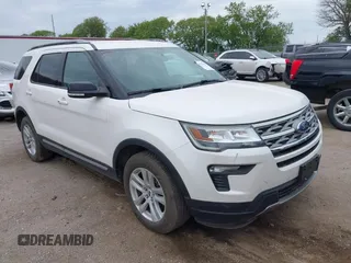 2018 Ford Explorer XLT z VIN 1FM5K8D81JGA00382, wystawiony jako IAAI lot #42351469 z przebiegiem 81 100 mil mil oraz . Historia ofert i sprzedaży dostępna na DreamBid. Obrazek 1.