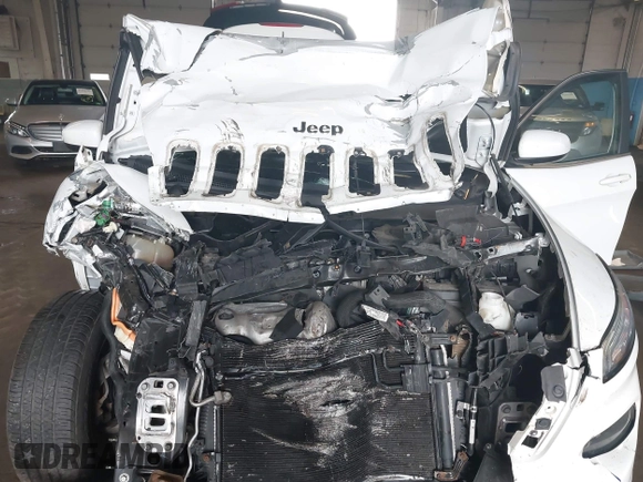 2015 Jeep Cherokee Latitude with VIN 1C4PJMCBXFW784869, listed as a IAAI auction lot 41951297 with 138,396 mi miles. Bid and sale history available at carsss.com. Image 10.