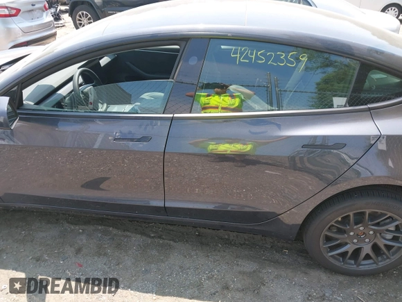 2025 Tesla Model 3 Long Range z VIN 5YJ3E1EBXSF890929, wystawiony jako IAAI lot #42452359 z przebiegiem 2 469 mil mil oraz . Historia ofert i sprzedaży dostępna na DreamBid. Obrazek 14.