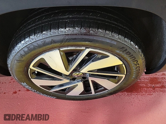 2024 Volkswagen Atlas SE with VIN 1V2HR2CA0RC555310, listed as a IAAI auction lot 42726962 with 18,978 mi miles and . Bid and sale history available at DreamBid. Image 8.