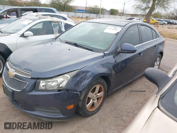 2014 Chevrolet Cruze 1LT z VIN 1G1PC5SB3E7131948, wystawiony jako IAAI lot #41518263 z przebiegiem 134 843 mil mil oraz . Historia ofert i sprzedaży dostępna na DreamBid. Obrazek 2.