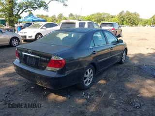 2006 Toyota Camry LE z VIN 4T1BF30KX6U628056, wystawiony jako IAAI lot #42410228 z przebiegiem 197 487 mil mil oraz . Historia ofert i sprzedaży dostępna na DreamBid. Obrazek 4.