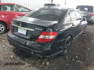 2011 Mercedes-Benz C 300 Sport z VIN WDDGF8BB8BR185865, wystawiony jako IAAI lot #41375556 z przebiegiem 125 156 mil mil oraz . Historia ofert i sprzedaży dostępna na DreamBid. Obrazek 4.