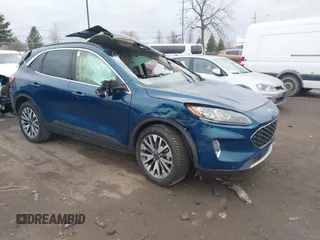 2020 Ford Escape Titanium z VIN 1FMCU9J98LUC00068, wystawiony jako IAAI lot #41843755 z przebiegiem 42 525 mil mil oraz . Historia ofert i sprzedaży dostępna na DreamBid. Obrazek 1.