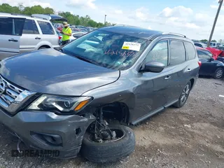 2019 Nissan Pathfinder S z VIN 5N1DR2MMXKC596621, wystawiony jako IAAI lot #42158372 z przebiegiem 71 796 mil mil oraz . Historia ofert i sprzedaży dostępna na DreamBid. Obrazek 2.