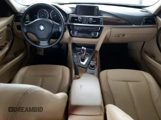 2016 BMW 3 Series 320i xDrive z VIN WBA8E5G55GNT41469, wystawiony jako Copart lot #56165005 z przebiegiem Nie podano mil oraz Czysty tytuł • Clean title. Historia ofert i sprzedaży dostępna na DreamBid. Obrazek 8.