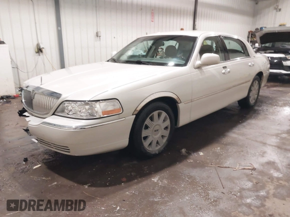 2004 Lincoln Town Car Ultimate z VIN 1LNHM83W74Y640747, wystawiony jako IAAI lot #41612377 z przebiegiem 36 400 mil mil oraz . Historia ofert i sprzedaży dostępna na DreamBid. Obrazek 18.