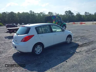 2011 Nissan Versa S z VIN 3N1BC1CPXBL457714, wystawiony jako IAAI lot #42456184 z przebiegiem 89 496 mil mil oraz . Historia ofert i sprzedaży dostępna na DreamBid. Obrazek 4.