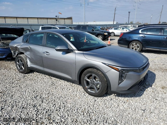 2025 Kia K4 LXS with VIN 3KPFT4DE3SE009753, listed as a Copart auction lot 77981004 with 611 mi miles and Salvage Title. Bid and sale history available at carsss.com. Image 4.