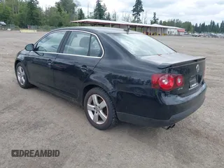 2008 Volkswagen Jetta SE z VIN 3VWRM71K98M091991, wystawiony jako IAAI lot #42550309 z przebiegiem 136 264 mil mil oraz . Historia ofert i sprzedaży dostępna na DreamBid. Obrazek 3.