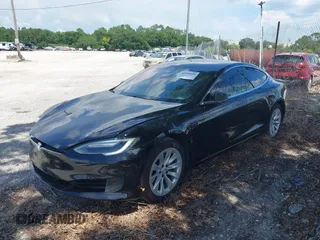 2017 Tesla Model S 60 z VIN 5YJSA1E13HF199359, wystawiony jako IAAI lot #42490410 z przebiegiem 100 377 mil mil oraz . Historia ofert i sprzedaży dostępna na DreamBid. Obrazek 18.