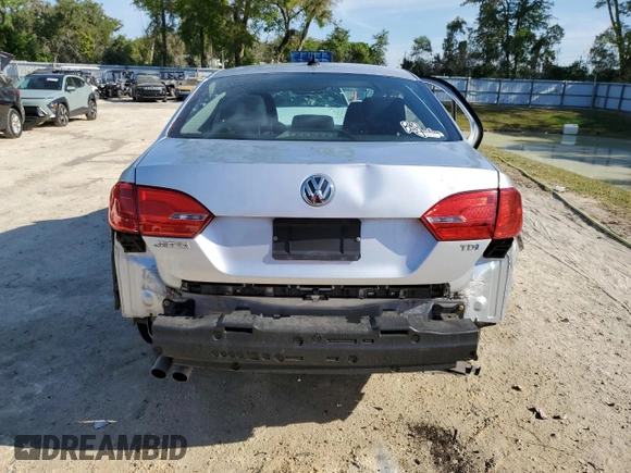 2014 Volkswagen Jetta TDI w/Premium/Nav z VIN 3VWLL7AJ4EM266658, wystawiony jako Copart lot #50797425 z przebiegiem 121 835 mil mil oraz Nie do naprawy • Non repairable. Historia ofert i sprzedaży dostępna na DreamBid. Obrazek 6.