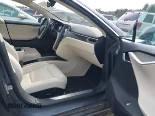 2017 Tesla Model S 100D z VIN 5YJSA1E28HF229836, wystawiony jako IAAI lot #42011901 z przebiegiem 81 012 mil mil oraz . Historia ofert i sprzedaży dostępna na DreamBid. Obrazek 5.