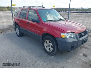 2006 Ford Escape XLT with VIN 1FMYU03116KB57637, listed as a IAAI auction lot 41803899 with 118,945 mi miles. Bid and sale history available at carsss.com. Image 1.