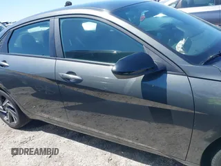 2025 Hyundai Elantra SEL Sport z VIN KMHLM4DG9SU909488, wystawiony jako IAAI lot #41990547 z przebiegiem 2 825 mil mil oraz . Historia ofert i sprzedaży dostępna na DreamBid. Obrazek 13.