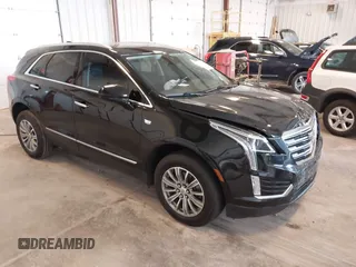 2019 Cadillac XT5 Luxury FWD z VIN 1GYKNCRS2KZ197052, wystawiony jako IAAI lot #42242466 z przebiegiem 86 678 mil mil oraz . Historia ofert i sprzedaży dostępna na DreamBid. Obrazek 1.