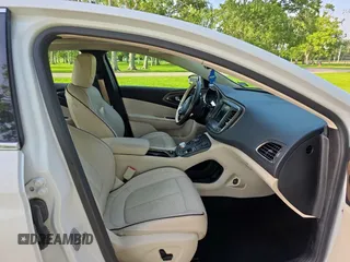 2015 Chrysler 200 C z VIN 1C3CCCEG1FN644523, wystawiony jako Copart lot #57359845 z przebiegiem 105 181 mil mil oraz Czysty tytuł • Clean title. Historia ofert i sprzedaży dostępna na DreamBid. Obrazek 5.