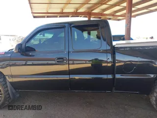 2003 Chevrolet Silverado 1500 LS z VIN 2GCEK19T331197130, wystawiony jako IAAI lot #42294159 z przebiegiem 286 259 mil mil oraz . Historia ofert i sprzedaży dostępna na DreamBid. Obrazek 14.