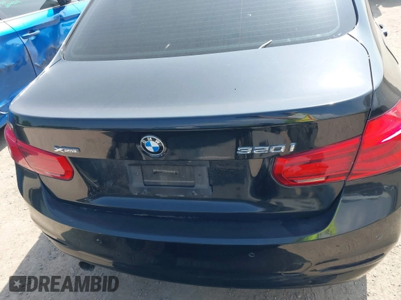 2016 BMW 3 Series 320i xDrive z VIN WBA8A3C51GK689115, wystawiony jako IAAI lot #41933558 z przebiegiem 69 625 mil mil oraz . Historia ofert i sprzedaży dostępna na DreamBid. Obrazek 16.
