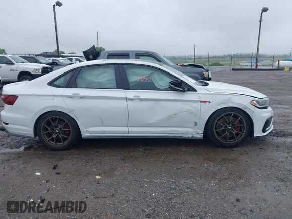2020 Volkswagen Jetta GLI S z VIN 3VW5T7BU9LM091404, wystawiony jako IAAI lot #42300830 z przebiegiem 46 851 mil mil oraz . Historia ofert i sprzedaży dostępna na DreamBid. Obrazek 13.